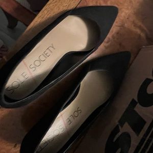 Kitten heel pumps 8.5